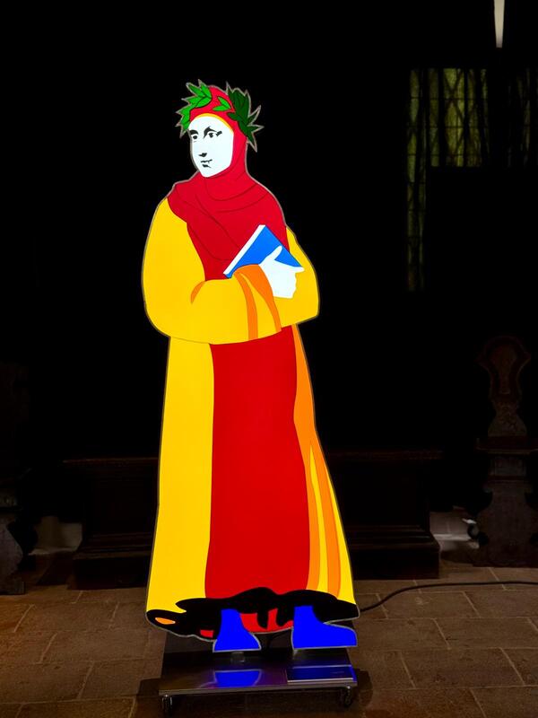 Inaugurata la mostra di Marco Lodola nella torre panoramica di Casa Boccaccio. L’artista interpreta il grande autore del Trecento e il Decameron. “Lodola et Boccaccio 25”: 10 opere su tela e una scultura a grandezza naturale di Giovanni Boccaccio